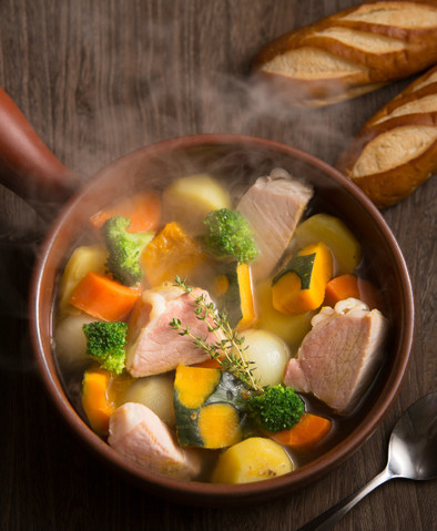 ロースハムと季節の野菜スープの写真