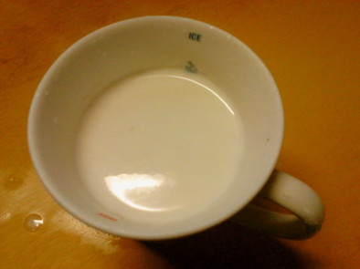 酒粕で作る牛乳入りの甘酒の写真