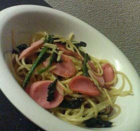 魚肉ソーセージとほうれん草のパスタ