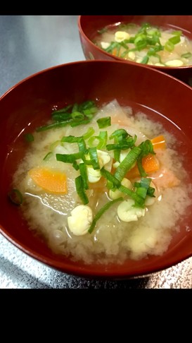 打ち豆入り大根と人参の味噌汁