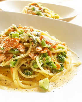 スモークサーモンのトマトクリームパスタ
