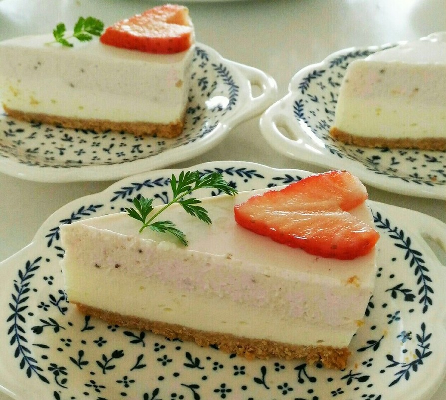 二層のストロベリーレアチーズケーキの画像
