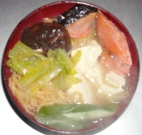 味噌味こんにゃくラーメンで鮭鍋!?