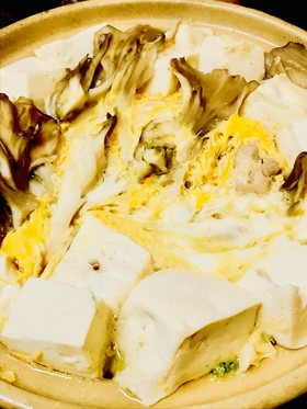 親子玉子とじ鍋●鶏茸豆腐の寄せ鍋の上に!