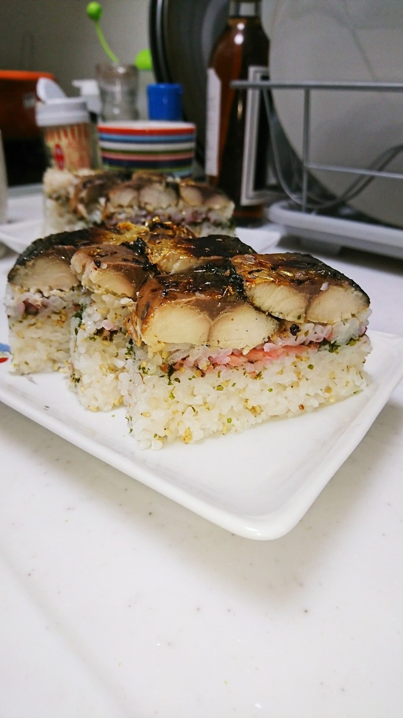 胡麻と紅生姜の 焼き鯖寿司の画像