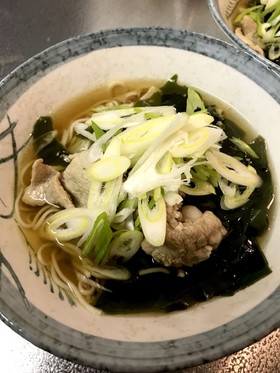 簡単!ネギとわかめたっぷりの肉そば