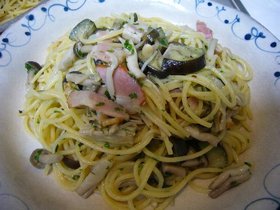 ベーコン&しめじ&なすのバター醤油パスタ