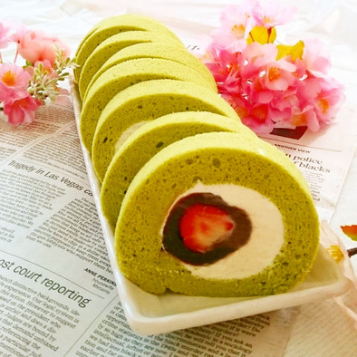 春の彩り♡小倉抹茶いちごロールケーキの写真