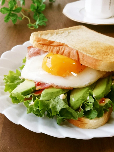 ベーコン＊レタス＊卵のトースト（サンド）の写真