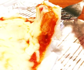 余った冷凍もちで【簡単餅ピザ】