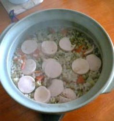 おさかなソーセージ入りの玄米雑炊の写真
