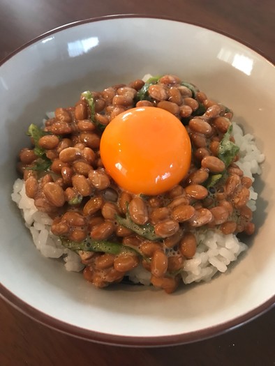 青じそ納豆の卵かけご飯の写真