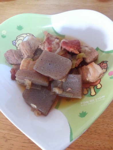 豚ブロックの蒟蒻煮｡の写真