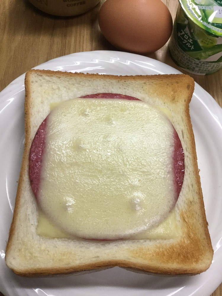 ボロニアソーセージのチーズトーストの画像
