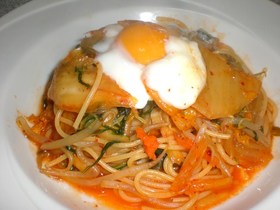 キムチパスタ~温泉卵添え~