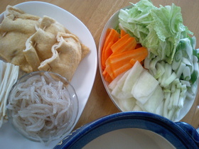 ペラペラ野菜ともち巾着の豆乳しゃぶしゃぶ