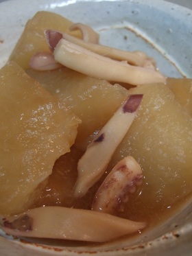 味噌風味大根とイカの煮物 (聖護院大根)