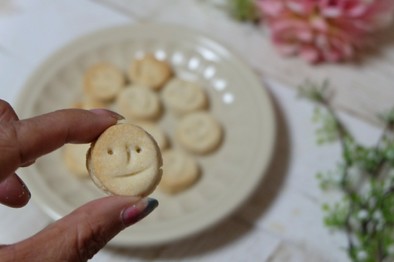 ハンサムな顔の米粉クッキーの写真