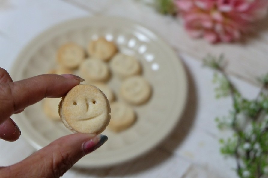 ハンサムな顔の米粉クッキーの画像