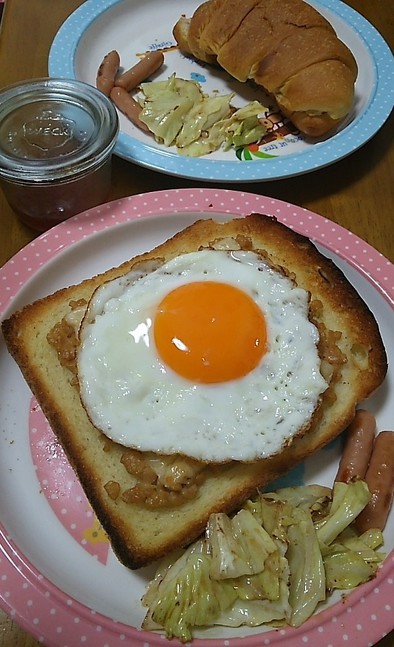 目玉焼き納豆トーストの写真
