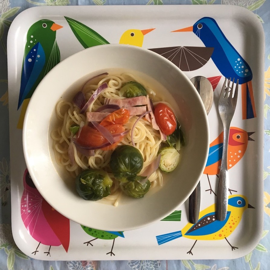 野菜とベーコンのコンソメスープパスタの画像