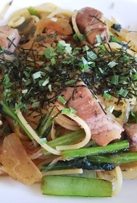 厚切り肉と小松菜のパスタ