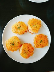 桜えびとパリパリチーズおにぎりの写真