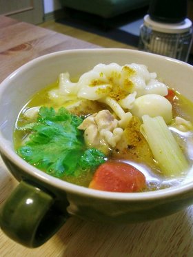 チキンと根菜のにんにくカレースープ