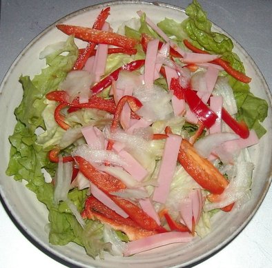 レタス＆玉ねぎ＆赤ピーマン＆ハムのサラダの写真