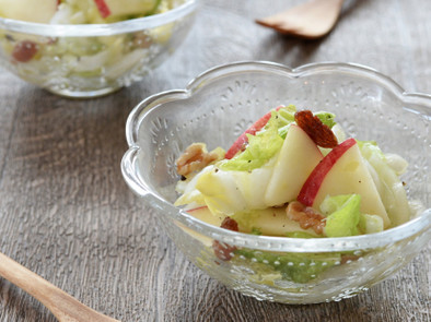 液体塩こうじで簡単☆白菜とリンゴのサラダの写真