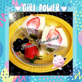 耳まで美味しい♡丸ごと苺のフルーツサンド