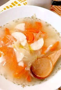 味付けは塩だけ！鶏ガラ出汁の根菜スープ