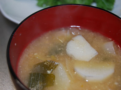 長芋と長ネギの味噌汁の写真
