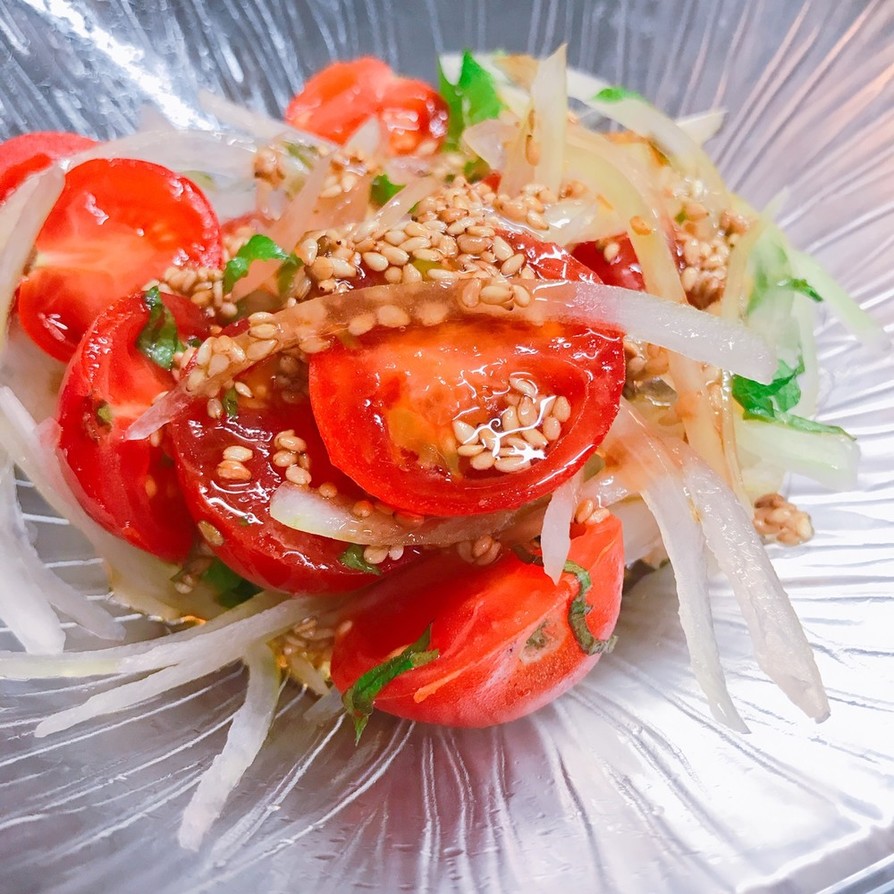 トマトと玉ねぎの胡麻ドレッシングサラダの画像