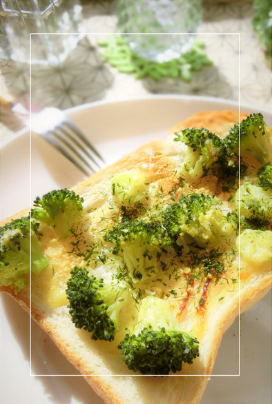 青海苔香る❀ブロッコリーの和トーストの写真