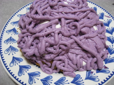 紫芋の中はサクサク！モンブランケーキ！！の写真