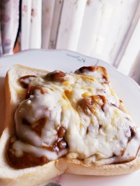 カレーのリメイク☆チーズカレートースト♡