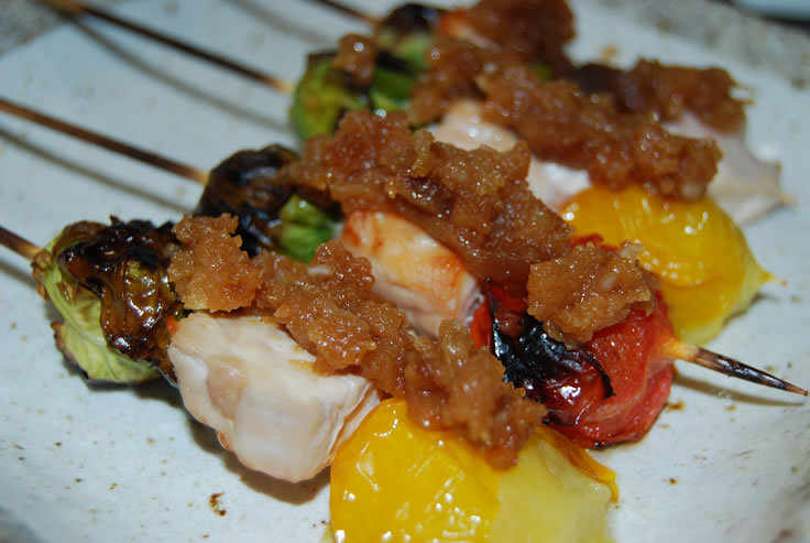 芽キャベツと鶏肉とミニトマトの串焼きの画像
