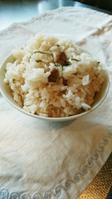 煎り大豆(豆まきの残り豆)塩こんぶご飯の写真