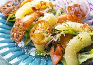 レアフルとスモークサーモンの彩りサラダの写真