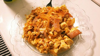 食べるラー油で！玉葱とハムと豆腐の炒め物の写真