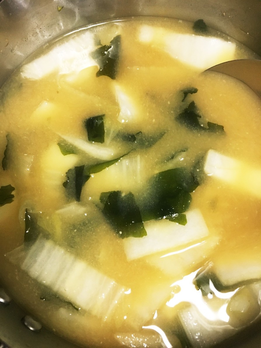 白菜の芯とワカメの味噌汁の画像