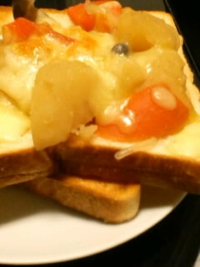 チーズ・オン・ザ・肉じゃが☆トーストの写真