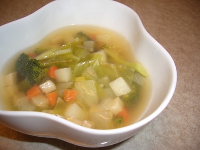 野菜たっぷり！コンソメスープの写真