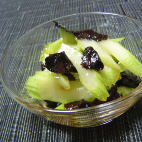 セロリのめんつゆ胡麻海苔和え