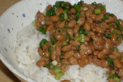 『塩』で食べる納豆の写真