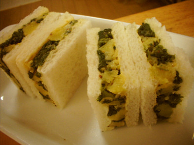 ほうれん草とじゃが芋のサンドイッチの写真