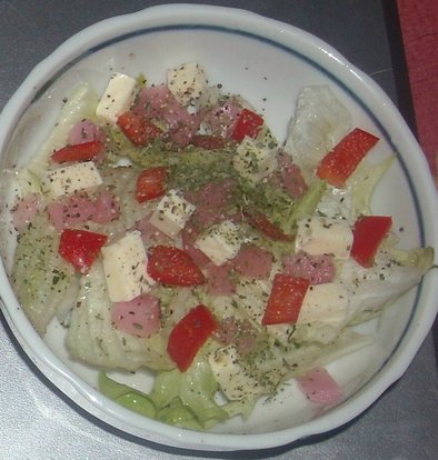 レタス＆赤ピーマン＆チーズ＆生姜のサラダの写真