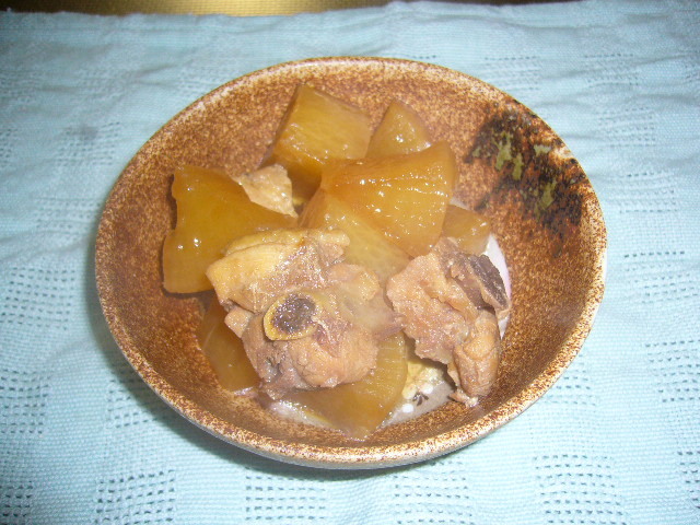 大根と骨付き鶏肉の煮物の画像