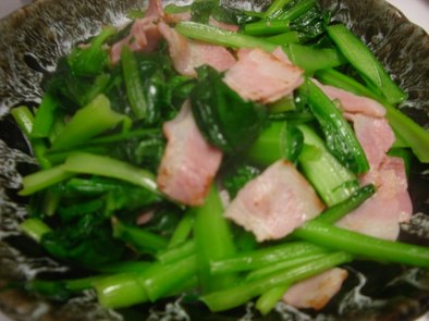 お弁当にも☆小松菜のベーコン炒めの写真
